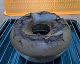 Foto langkah ke 5 dari resep Bolu coklat siram almond.