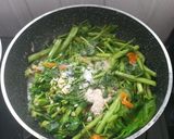 Foto langkah ke 2 dari resep Tumis Kangkung Pedas.