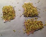 Foto del passaggio 4 della ricetta Branzino in crosta di pistacchi e crema di piselli, basilico e menta