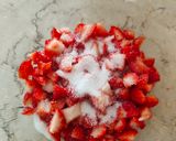 Foto del passaggio 5 della ricetta Rotolo di panna e fragole
