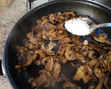 Foto del paso 4 de la receta: Solomillo de cerdo en salsa de champiñón