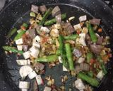 Foto del paso 2 de la receta: Arroz con butifarras banca y negra y verduras