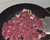 รูปขั้นตอนการทำที่ 1 ของ หมูนุ่มผัดน้ำมันหอย