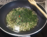 Foto del paso 3 de la receta: Cazuela de gulas con gambas y almejas al ajillo