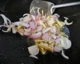 Foto langkah ke 2 dari resep Ikan Asin Tenggiri & Kembang Tahu Masak Tauco.