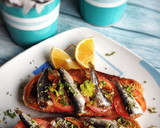 Foto del paso 3 de la receta: Tostadas con sardinas picantes y chimichurri!