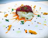Foto del passaggio 3 della ricetta Tomino in speck croccante su gazpacho di fragole e datterini