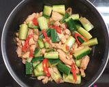 Foto langkah ke 6 dari resep Oseng Timun Ayam Bersahaja.