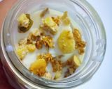 Foto langkah ke 1 dari resep Banana & muesli yogurt.