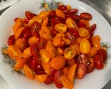 Une image de l'étape 4 de Salade de tomates cerises bicolores à la mozzarella, persil et crème de balsamique.