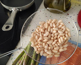 Foto del paso 1 de la receta: Salmón a la plancha con trigueros y guarnición de alubia blanca