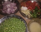 A picture of step 1 of Masala mater poulao.