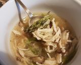 Foto langkah ke 2 dari resep Sop ayam suwir jamur asparagus.