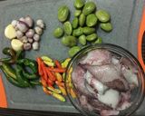 Foto langkah ke 1 dari resep Oseng cumi cabe hijau.