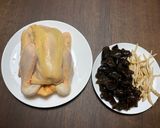 Foto langkah ke 1 dari resep Steamed chicken with black fungus and lily flowers.