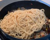 Foto del passaggio 10 della ricetta Spaghetti alle Vongole