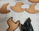 Foto del paso 6 de la receta: Galletitas Halloween: sombreros de brujas sabor a café