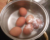 Foto del paso 1 de la receta: Huevos rellenos con mayonesa -receta tradicional