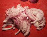 Foto del paso 3 de la receta: Lomo de cordero, con cebollas caramelizda, cirulas, pasas y crujiente de almendras