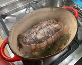 Une image de l'étape 7 de Rôti de cerf mariné au vin, légumes et herbes.