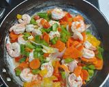 A picture of step 2 of Prawns thai green curry with boiled rice.