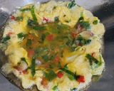 Foto langkah ke 4 dari resep Telur Dadar Daun Kunyit.