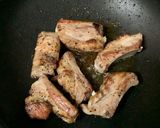 A picture of step 3 of Scallion Braised Pork Ribs.