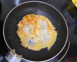 Hình bước làm 3 của món Cơm chiên hành chả trứng