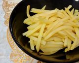 รูปขั้นตอนการทำที่ 1 ของ มันฝรั่ง 🥔 ผัดซอสแม็กกี้ : เมนูสิ้นคิดที่เด็กติดใจ