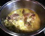 Foto del paso 2 de la receta: Galtas de cerdo en salsa de puerro al vino blanco