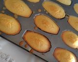 Une image de l'étape 2 de Petites madeleines aux fleurs blanches.