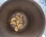 A picture of step 2 of Kathiyawadi garlic chutney.