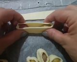 Foto del passaggio 3 della ricetta ANTIPASTI FIORI DI SFOGLIA 🏵️🌼😋