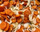 Foto del paso 2 de la receta: Zanahorias glaseadas con cebollas y ajo al horno