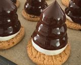 Foto del passaggio 7 della ricetta Moretti - Meringhe al Dulce de Leche e Cioccolato