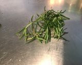 Une image de l'étape 1 de Saucisse de morteau au thym et romarin frais.