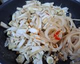 A picture of step 5 of Young Jackfruit Salad with Shrimp and Pork Cracklings.