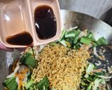 Foto langkah ke 4 dari resep Mie Goreng Burung Dara.