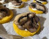 Foto del passaggio 6 della ricetta Medaglioni di polenta ai funghi 🍄🇺🇦☮️🏳️‍🌈🙏🇹🇷🇸🇾