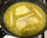 Foto del paso 5 de la receta: Supremas de bacalao y merluza en salsa con habas baby