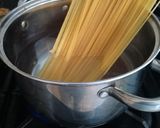 A picture of step 2 of Spaghetti Aglio Olio.