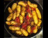 Une image de l'étape 3 de Pommes de terre rattes aux poivrons oignons et olives noires.