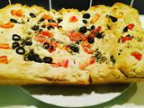 Focaccia - olívabogyóval, rozmaringgal és paradicsommal