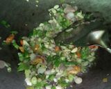 Foto langkah ke 3 dari resep Tumis kulit mlinjo suwir tongkol.