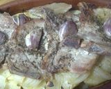 Foto del paso 3 de la receta Chuletas de cerdo asadas en cama de patatas y cebollas especiadas