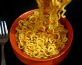 स्ट्रीट स्टाइल मसाला मैगी (Street style masala maggi recipe in hindi) रेसिपी चरण 4 फोटो