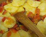 Foto del paso 2 de la receta: Merluza con patatas, tomate y pimiento