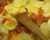Foto del paso 2 de la receta: Merluza con patatas, tomate y pimiento