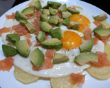 Foto del paso 3 de la receta: Huevos rotos con salmón ahumado y aguacate
