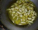 A picture of step 1 of Marwari Dry Garlic Chutney.